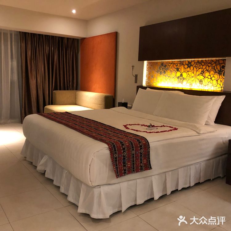 四楼还有游泳池，可以上去游泳