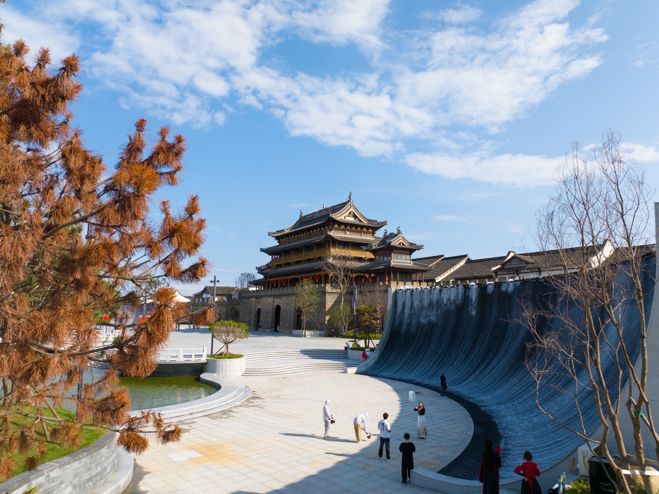 古镇让我着迷,但比起婉约的江南水乡
我更喜欢大气的盐官潮乐之城