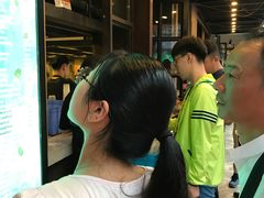 排队的人-放哈·甜醅子奶茶创造者(正宁路店)