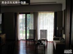 客厅&nbsp;落地窗&nbsp;推门出去就是园子-苏州东山雕花楼宾馆