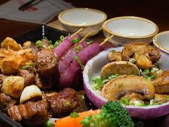 铁板黑椒雪花牛里脊配黄油煎时蔬-鳗鱼家·深夜食堂(军博店)