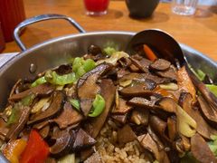 牛肝菌炒饭-老滇山寨•云南特色菜•地方菜•民族风情歌舞表演(金碧店)
