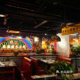 大屏不停闪烁，夜街环境，步入餐厅，感觉漫步于旺角街头