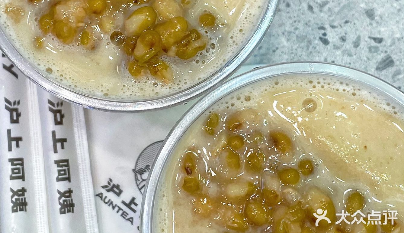 武汉的夏天必须拥有两杯沪上阿姨的绿豆牛乳冰！