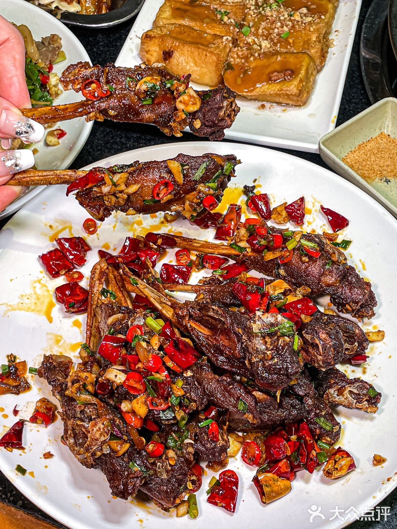 直接上手啃超级爽，如果能嘬上一口啤酒真的无敌