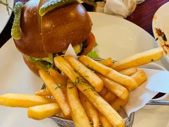 经典美式汉堡配以烤洋葱-WOLFGANG PUCK KITCHEN & BAR(迪士尼小镇店)