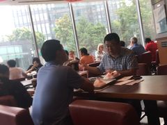 靠窗位-FATBURGER 特富客汉堡(外交公寓店)