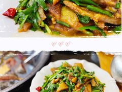 韭菜炒咯吱-山城家常菜铁锅炖鱼