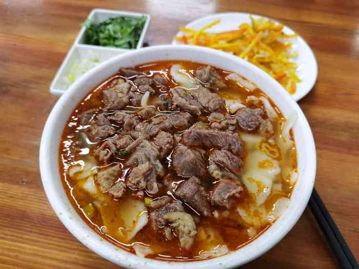 打分    /人 很好吃的羊肉面,量大,还有一盘萝卜,营养也搭配的均衡