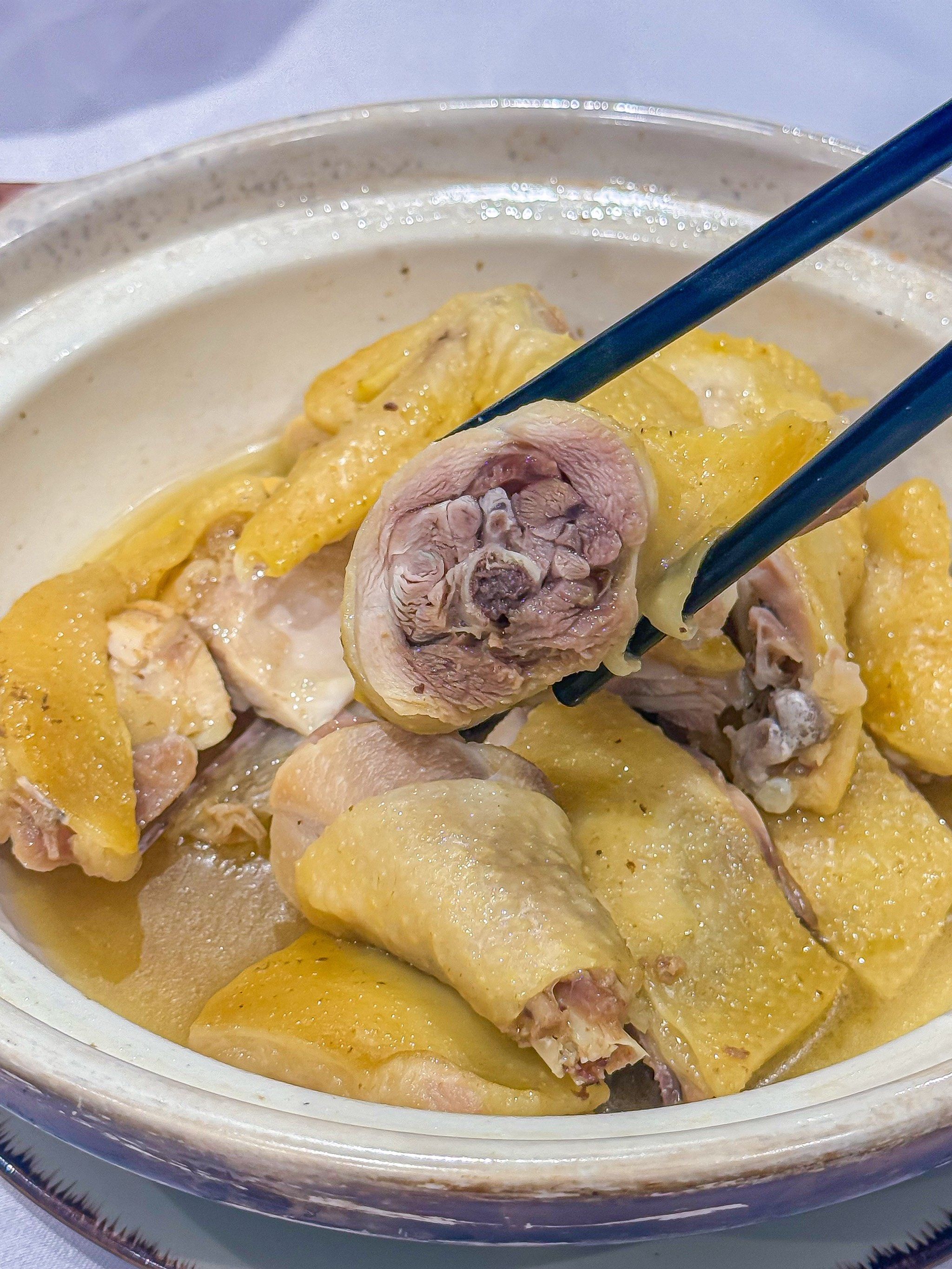 这种水晶鸡你们吃过吗?奶奶和我抢着吃!