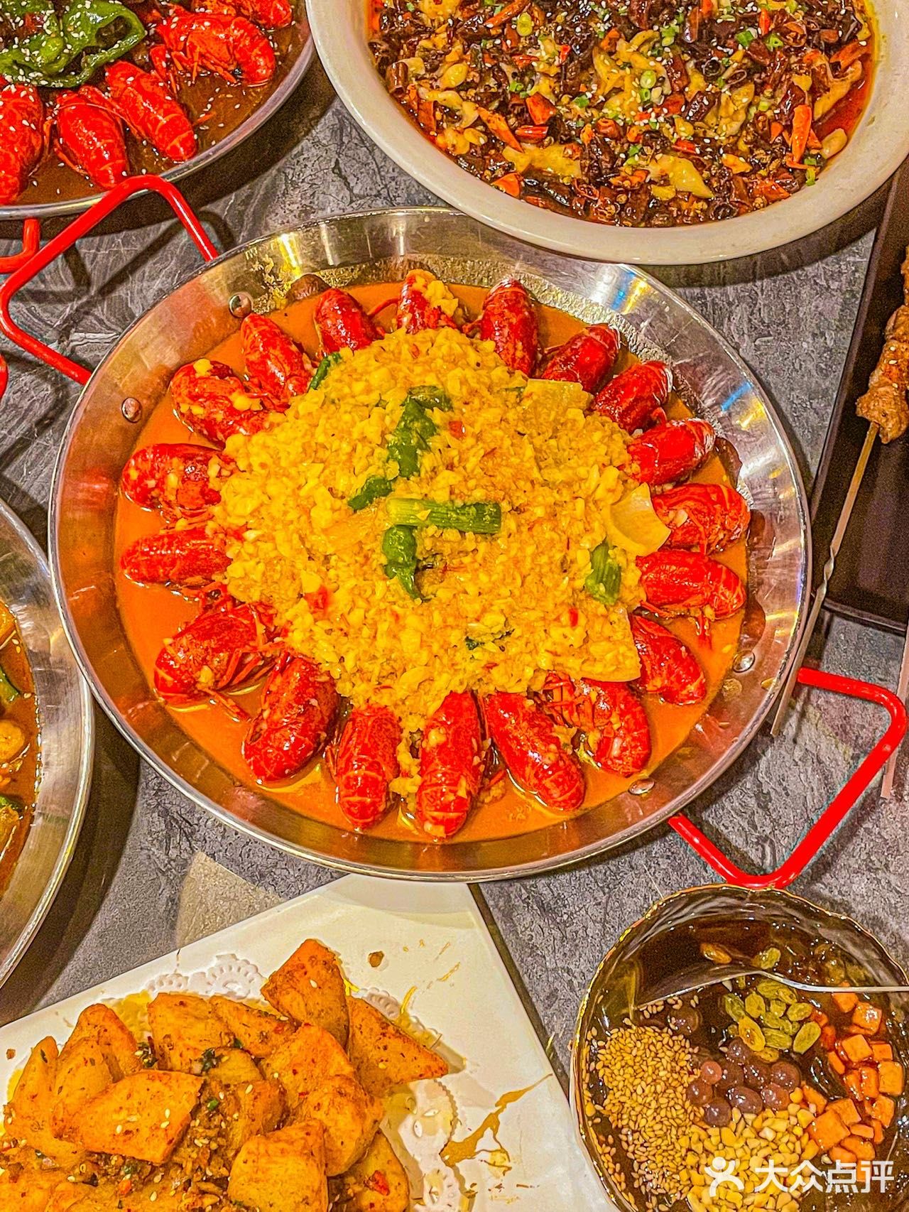 南京探店丨有剥虾师的龙虾店，你见过吗！