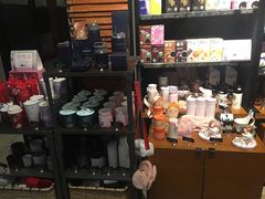 零售区-星巴克(上海虹桥新天地二店)