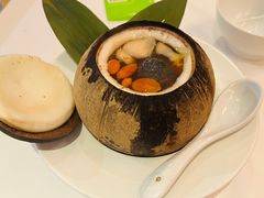 原汁椰子炖乌鸡-汤城小厨•粤菜•靓汤(金宝街店)
