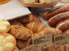 黑松露海盐牛角卷法包-PAPER STONE BAKERY(天环店)