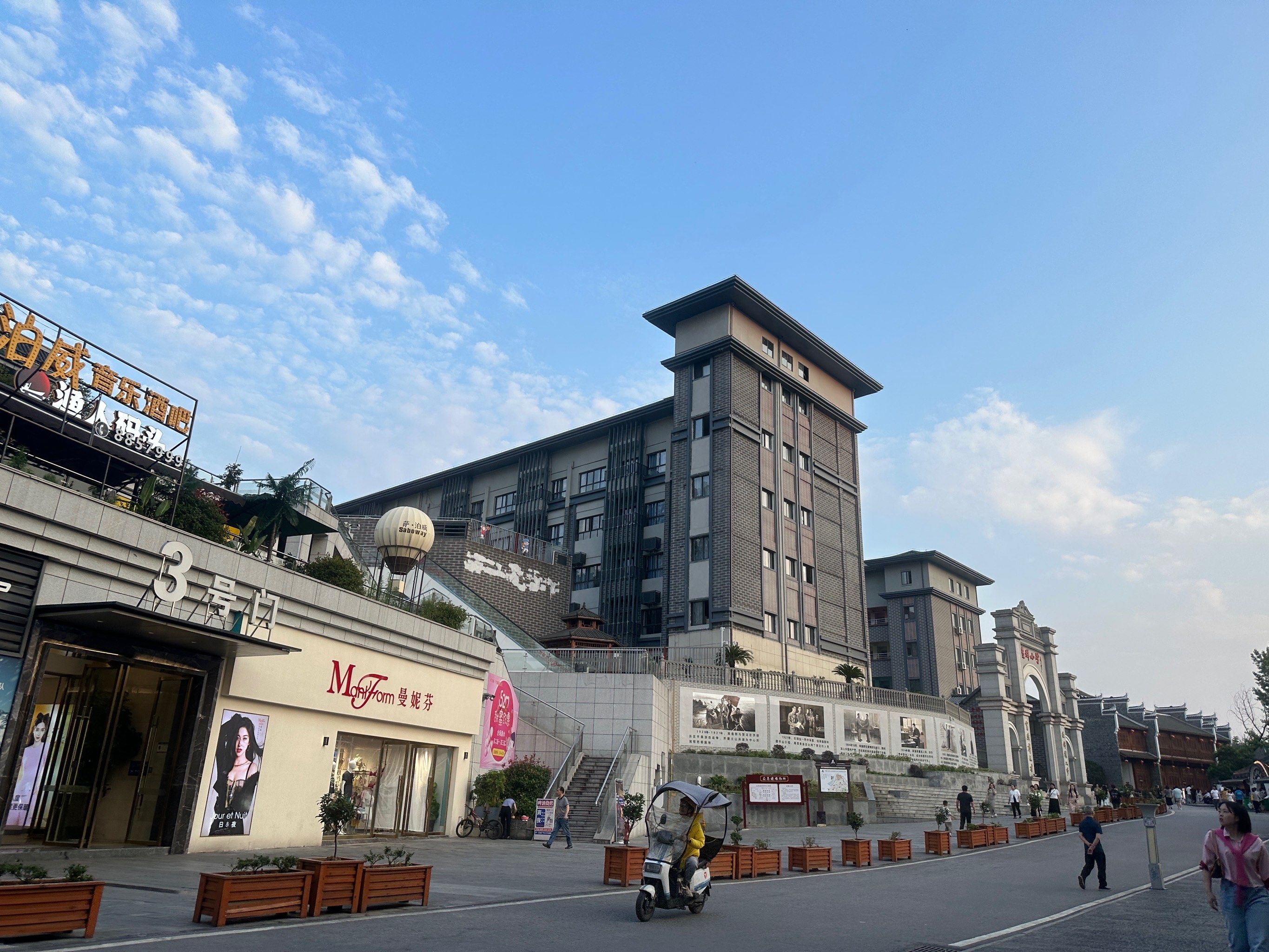 0元玩转这座城
来铜仁旅游,晚上在这边逛逛古城,特别热闹,人超多