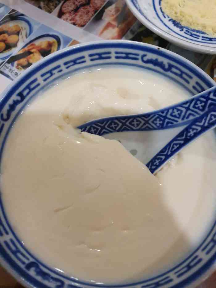 味,以为是豆乳盒子的豆粉,结果,居然直接倒了一点豆浆粉上来沾着吃,好