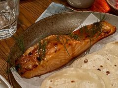 烟熏三文鱼配烤饺子皮和芥末籽酱-BOR Eatery(安福路店)