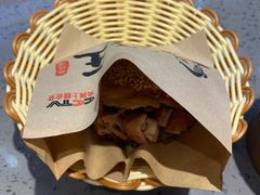 烧饼夹肠头-肠王卤煮(西单食宝街店)
