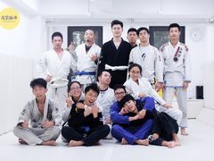 -菠萝格斗巴西柔术训练馆