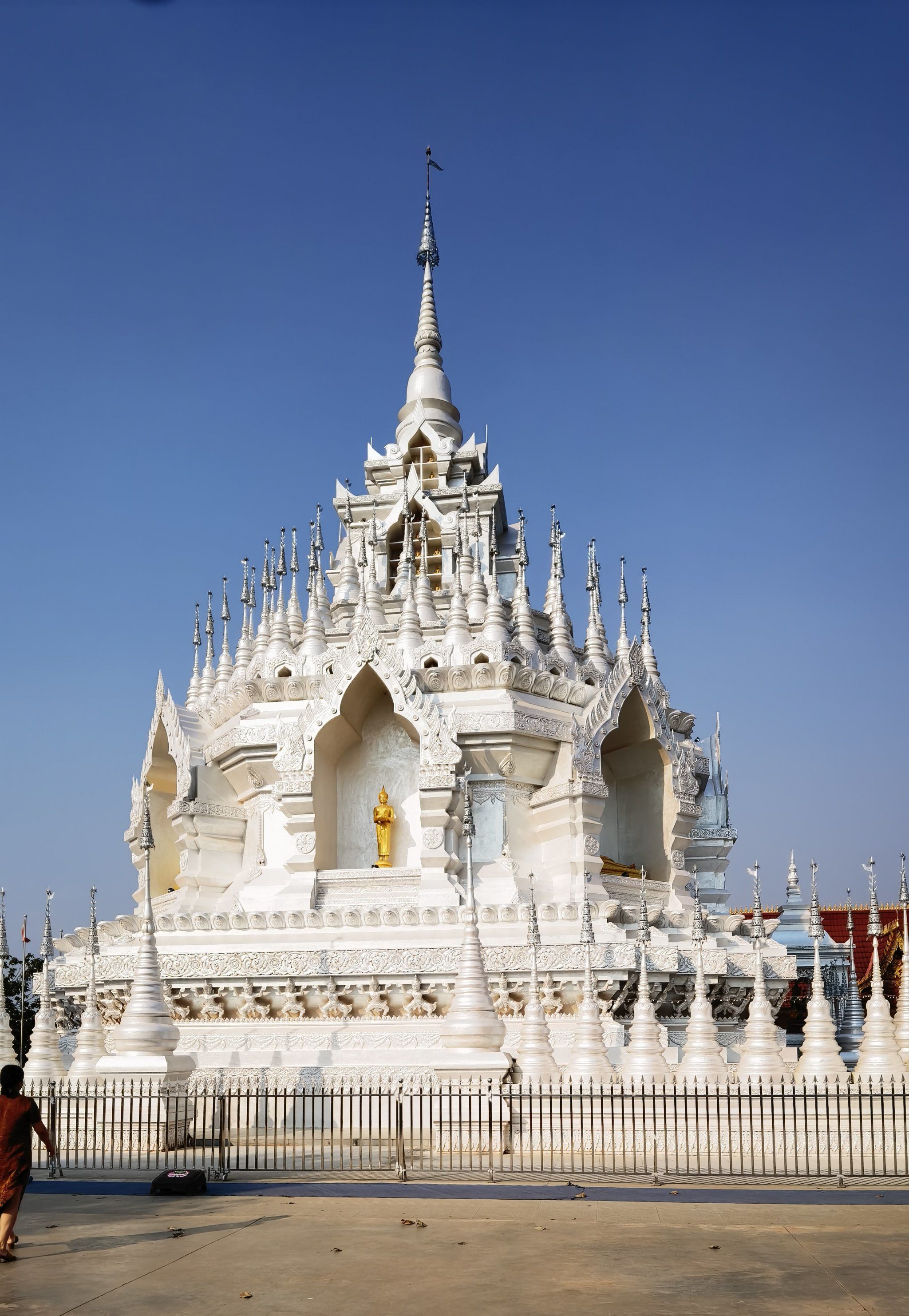 蓝天下的白塔寺很安静