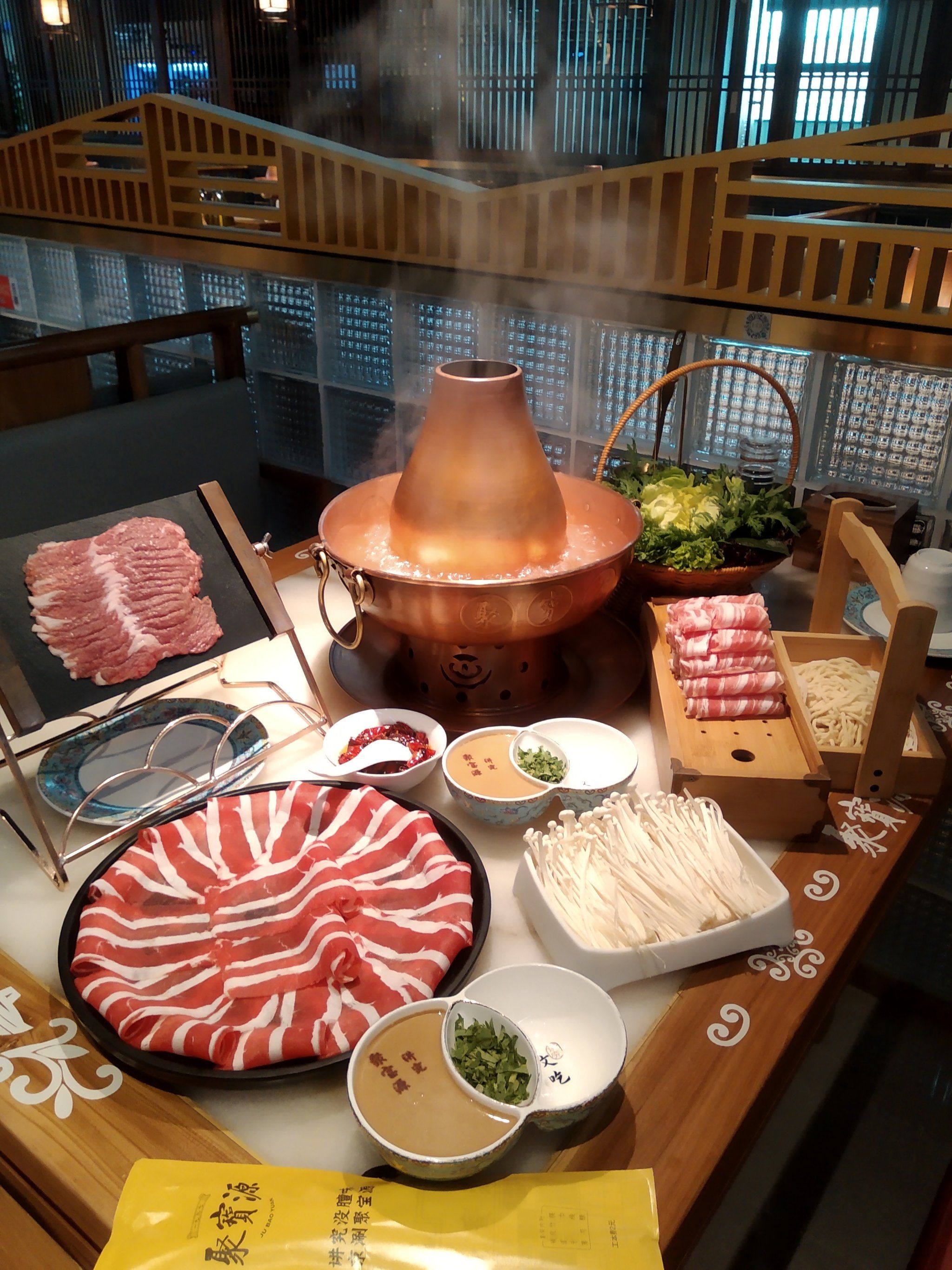 吃地道的铜锅涮肉就来聚宝源!