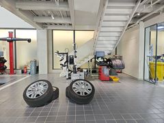 -爱车行 奥迪 奔驰 宝马 保时捷 路虎 专业 维修保养 原厂 奥迪改装升级 中心(静安店)