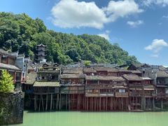 -临江餐馆二楼美食部落