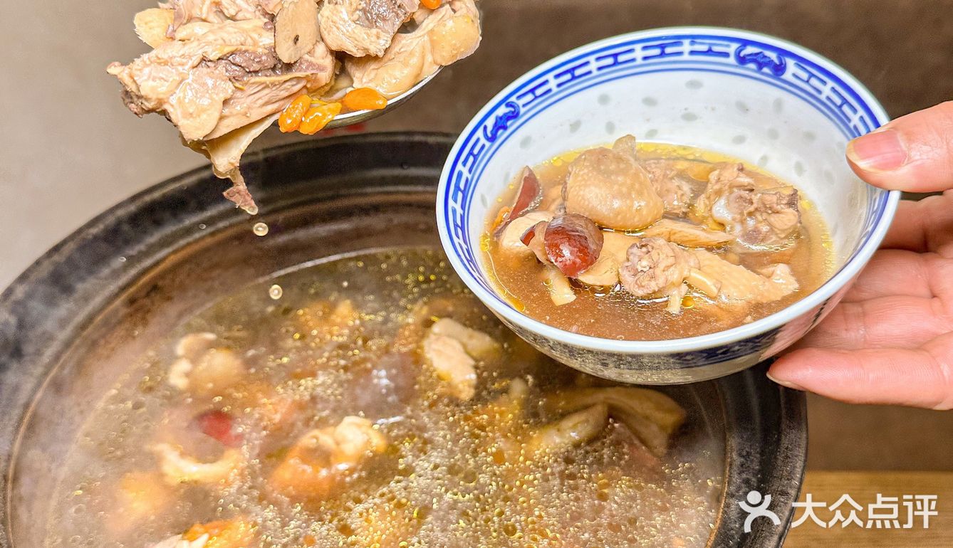 食在不懂我就问 | 这家炭炉鸡煲为啥好吃😋