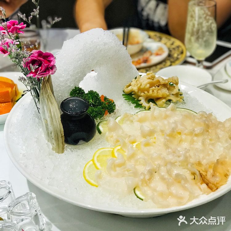 堂灼雪花牛肉牛肉纹理分明 涮几秒钟 就可以入口了