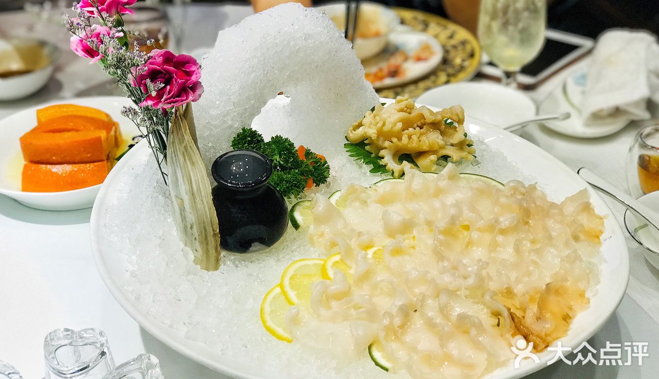 堂灼雪花牛肉牛肉纹理分明 涮几秒钟 就可以入口了
