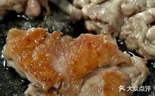 是由鸡腿和料汁做出来的！