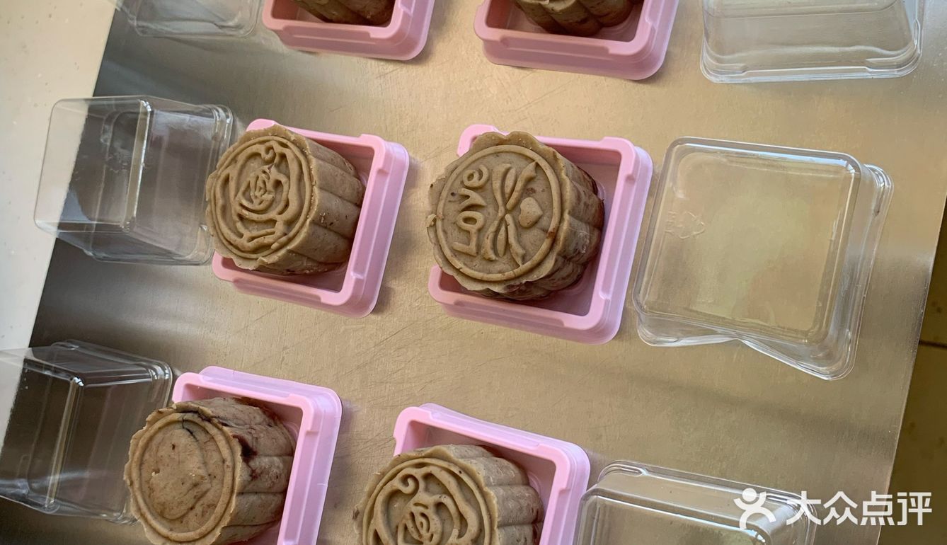 在唇齿间翻滚，与豆沙的粘软糯的口感交错