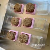 在唇齿间翻滚，与豆沙的粘软糯的口感交错