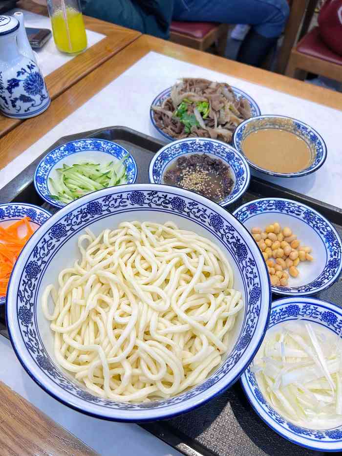 好像是店里的套餐  「老北京经典炸酱面」和「老北京爆肚」  面的