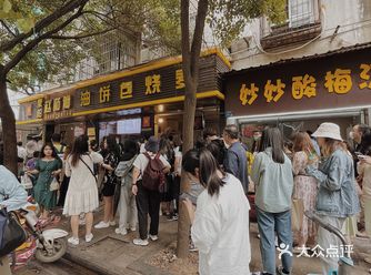 排队的人已经到巷口了 属实有点太夸张了