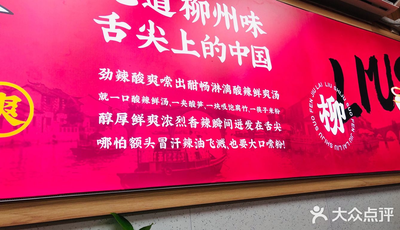 晚饭时间，店里的人略微坐满了。下单收银挺认真的