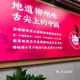 晚饭时间，店里的人略微坐满了。下单收银挺认真的