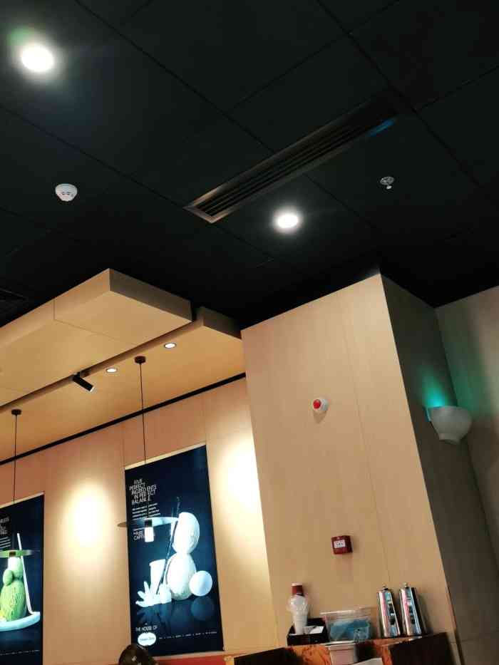 万达广场(闵行颛桥店)-"服务很好!逛街丢了杯子,服务台工作人员主.
