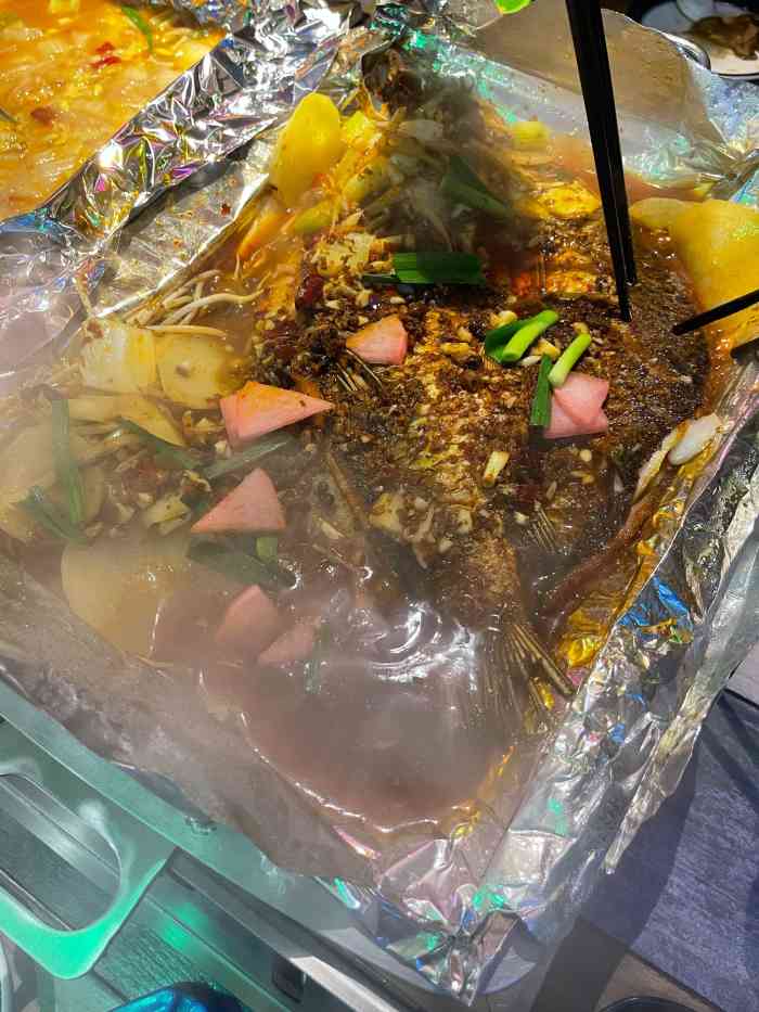 渔城纸包鱼(沧虹店)-"环境不错,装修比较有特色,像洞穴.两个.