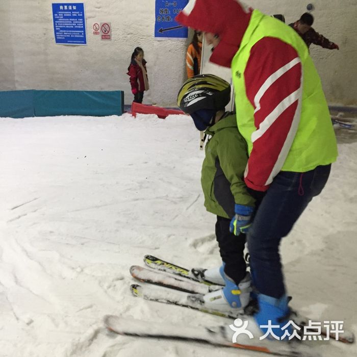 天鹅堡室内滑雪场图片