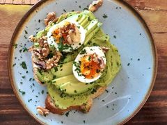 牛油果煮蛋吐司-RAC BAR(安福路店)