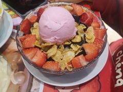 士多啤梨黑钻配雪糕-甜心妈妈·榴莲星级糖水(北京路总店)