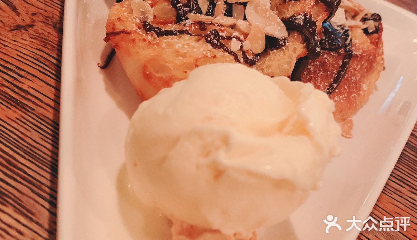 下班直接步行十分钟就能到。周边有地铁十二号线方便她过来