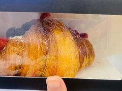草莓爆浆可颂-HOT CRUSH趁热集合·现烤面包(环球港店)