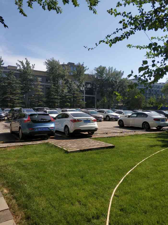 恒通商务园停车场-"恒通商务园面积很大,里面是一栋栋的三四层.