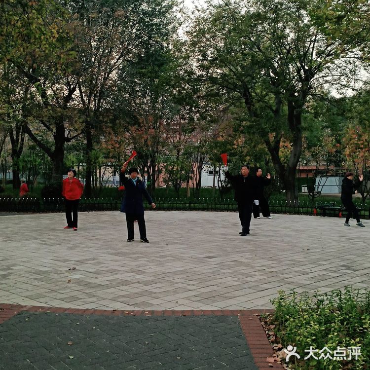 人民公园老年人的娱乐场所！
