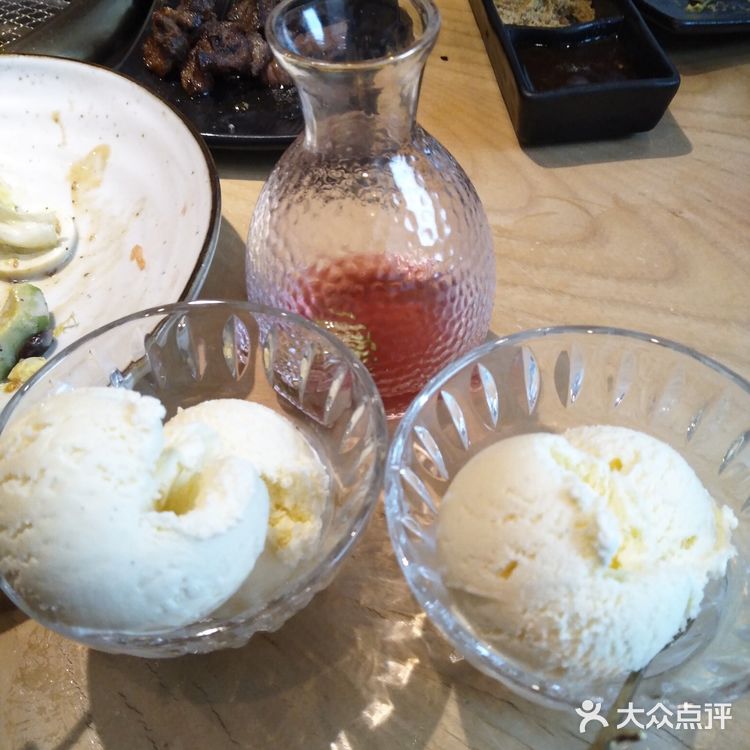三角牛霖，店员一直帮忙在烤肉，外焦里嫩烤的好香哦