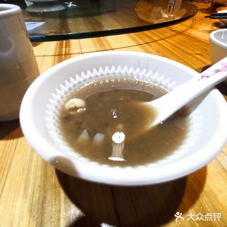 脆炸桑叶是这里的一道特色菜，香脆可口特别好吃