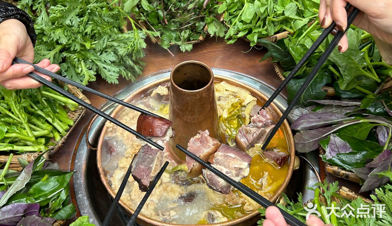 不愧是散养的跑山鸡味道就是好吃，鸡肉还是被烟熏过的