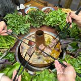 不愧是散养的跑山鸡味道就是好吃，鸡肉还是被烟熏过的
